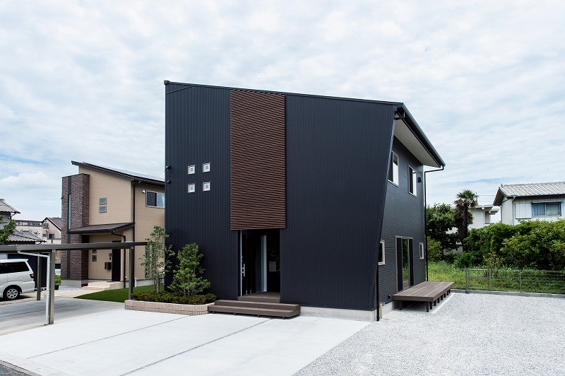 ブラックのガルバリウム鋼板と木目調ルーバーが際立つシンプルモダンなファサードをもつデザインハウス（静岡県浜松市）