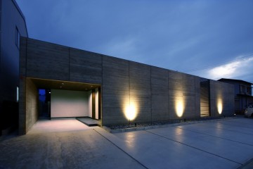 高級住宅「中庭を杉板コンクリート打放しで囲ったミュージアムのような平屋」（静岡県浜松市）