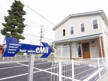 カリフォルニアスタイルの明るくておしゃれなヘアーサロン(併用住宅)