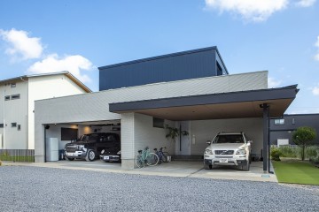 ホームシアターによるサウンドがリビングの吹抜に心地よく響き渡る住宅～ガレージ、スタディルーム、光庭付きハウス～