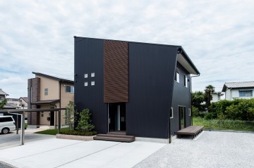 ブラックのガルバリウム鋼板と木目調ルーバーが際立つシンプルモダンなファサードをもつデザインハウス(静岡県浜松市)