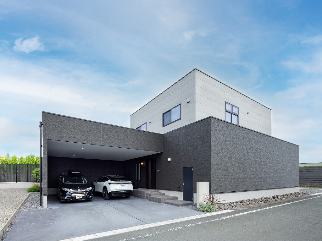 浜松市の大岡成光建築事務所が手掛けたV2H搭載オープンガレージのあるモダンな外観のZEH住宅