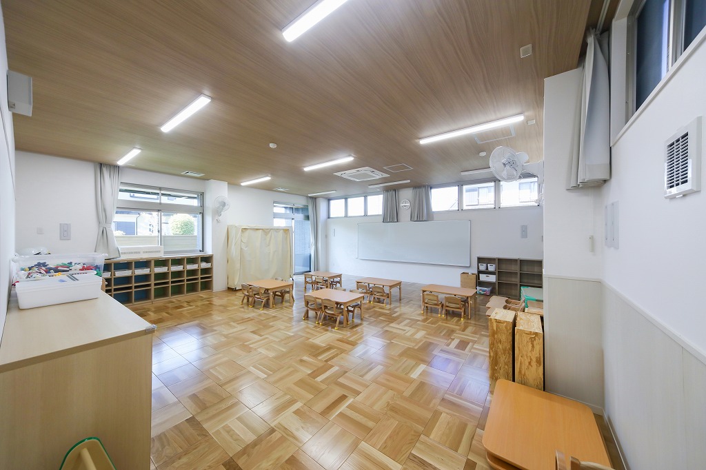 木目調天井と自然光が広がるあゆみの森こども園の1階2歳児保育室