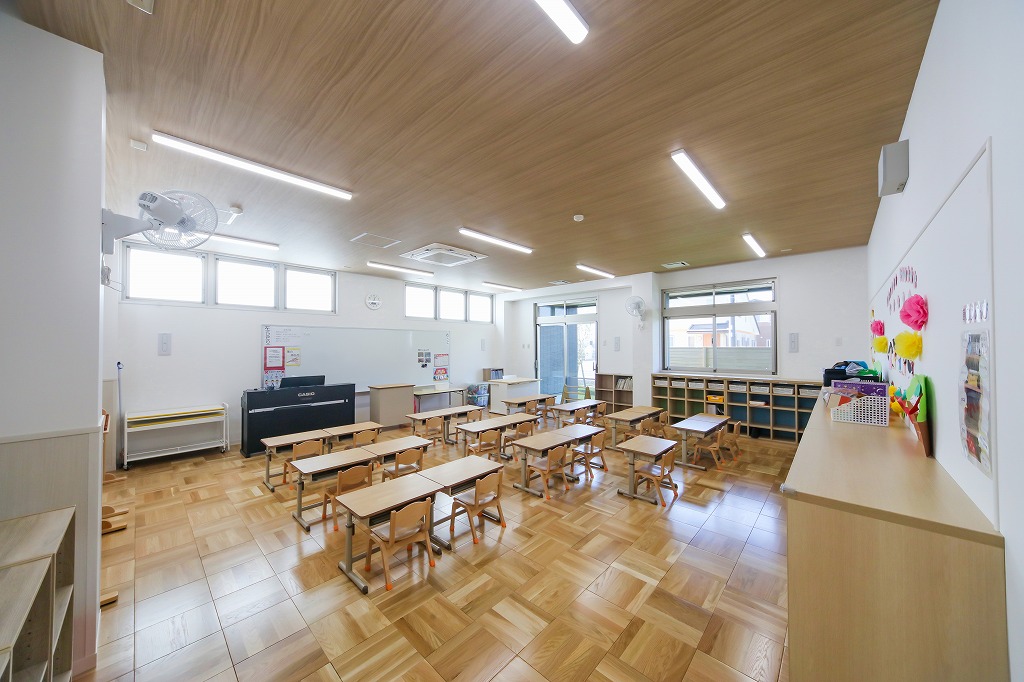 見通しが良く明るいあゆみの森こども園の1階3歳児保育室