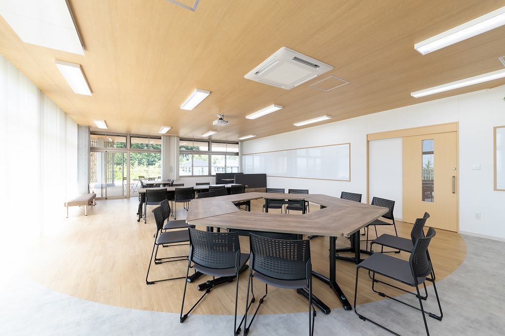 株式会社ジーアクト 新工場 カフェテリア｜木の温もりを感じる休憩空間