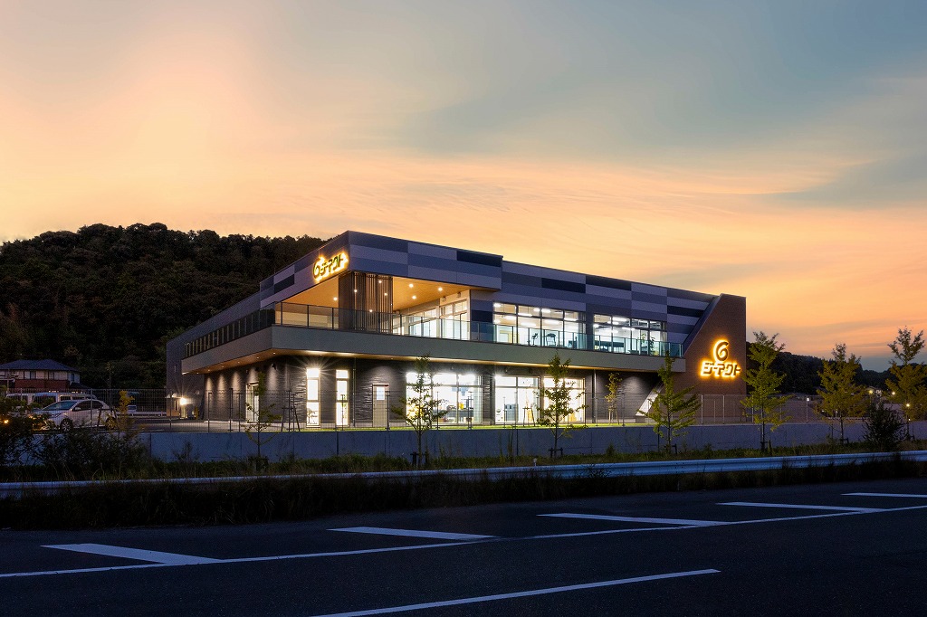 株式会社ジーアクト 新工場 夜景外観｜地域景観に調和した工場建築