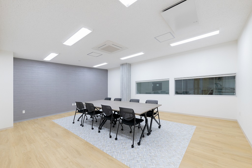 株式会社ジーアクト 新工場 会議室｜工場を見渡せるミーティングルーム
